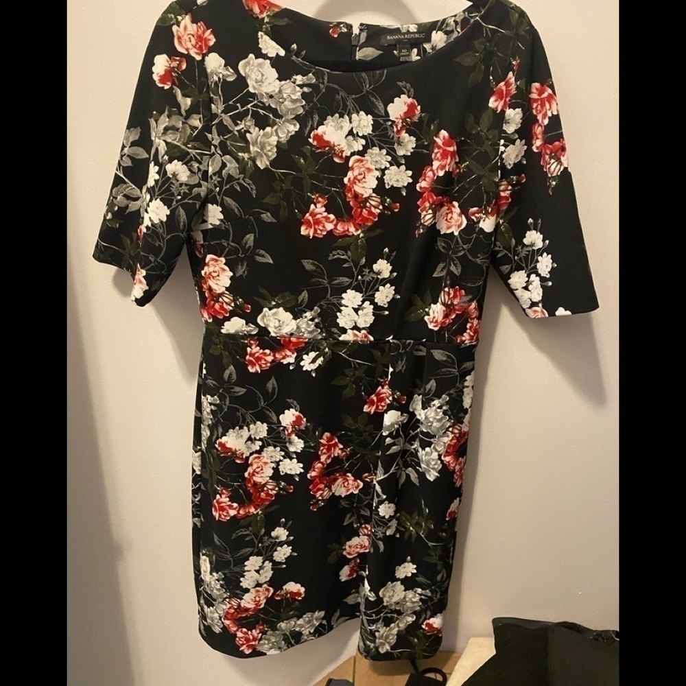 Banana Republic Black, White, Red Floral 3/4 sleeve Sheath Dress size 10 - Picture 2 of 4